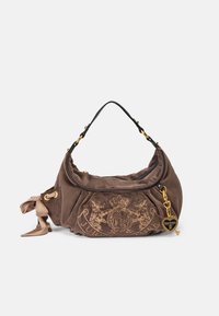 Bolsa de mão em camurça castanha com uma silhueta curva, detalhes bordados, uma alça em pele preta e metais dourados. Inclui um encanto em forma de coração.