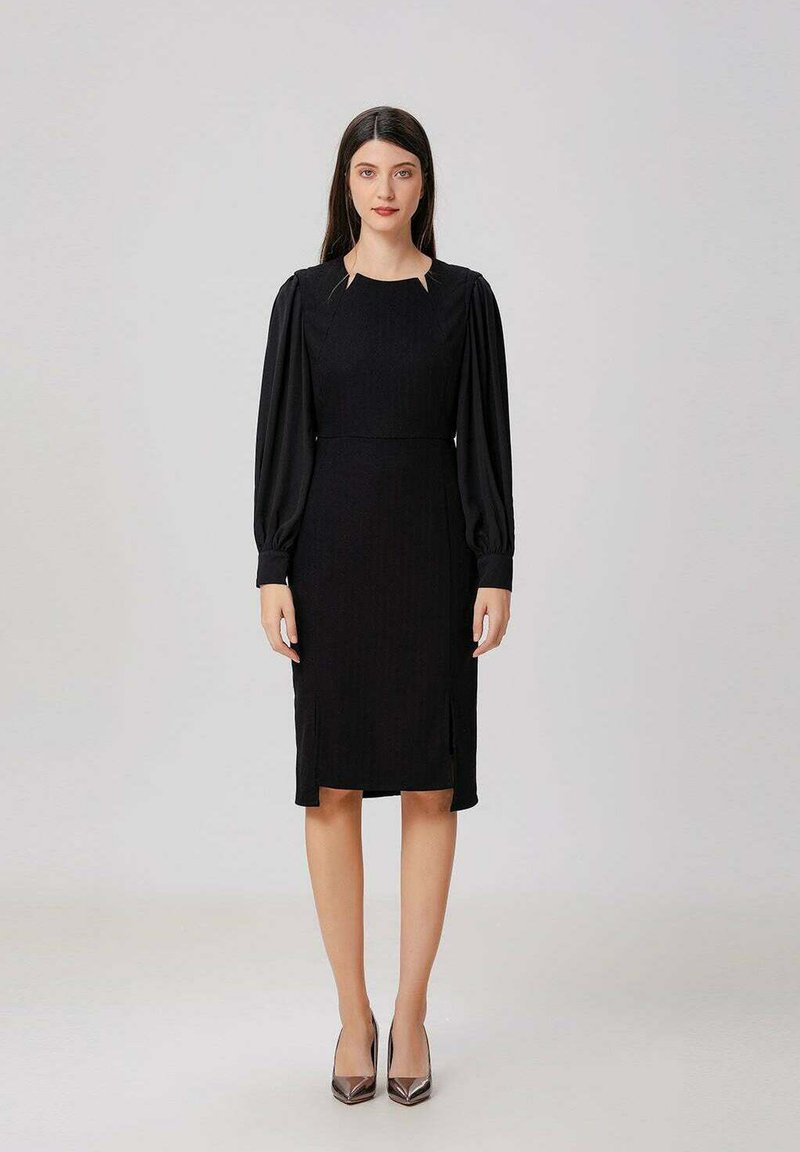 Robe noire midi avec corsage structuré, longues manches bouffantes et détails en panneaux. Comprend des fentes latérales et un tissu lisse et texturé.