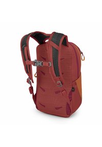 Zaino rosso e arancione con schienale in rete, spallacci regolabili e chiusura a fibbia. Presenta tasche esterne e un design snello.