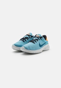 Chaussures de sport en mesh bleu avec des lacets noirs et une semelle blanche. Présente un accent orange au talon et un logo Nike bleu sur le côté.