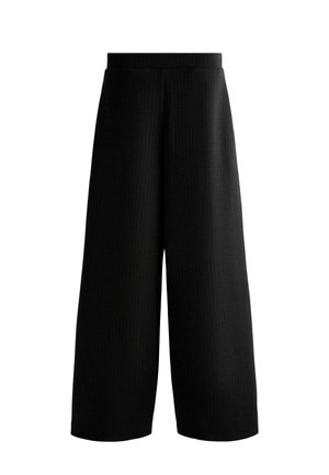 Pantalon court noir à jambes larges avec de subtiles rayures verticales et une taille haute.
