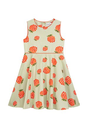 Grünes ärmelloses Kleid mit orangefarbenem Blumenmuster, ausgestattet mit einem taillierten Oberteil und einem ausgestellten Rock. Mit orangen Akzenten entlang des Ausschnitts und der Taille verziert.