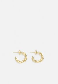 Pendientes de aro dorados con diseño de cadena enlazada, presentando superficies lisas y bordes redondeados. Cierre de palanca simple para un uso seguro.