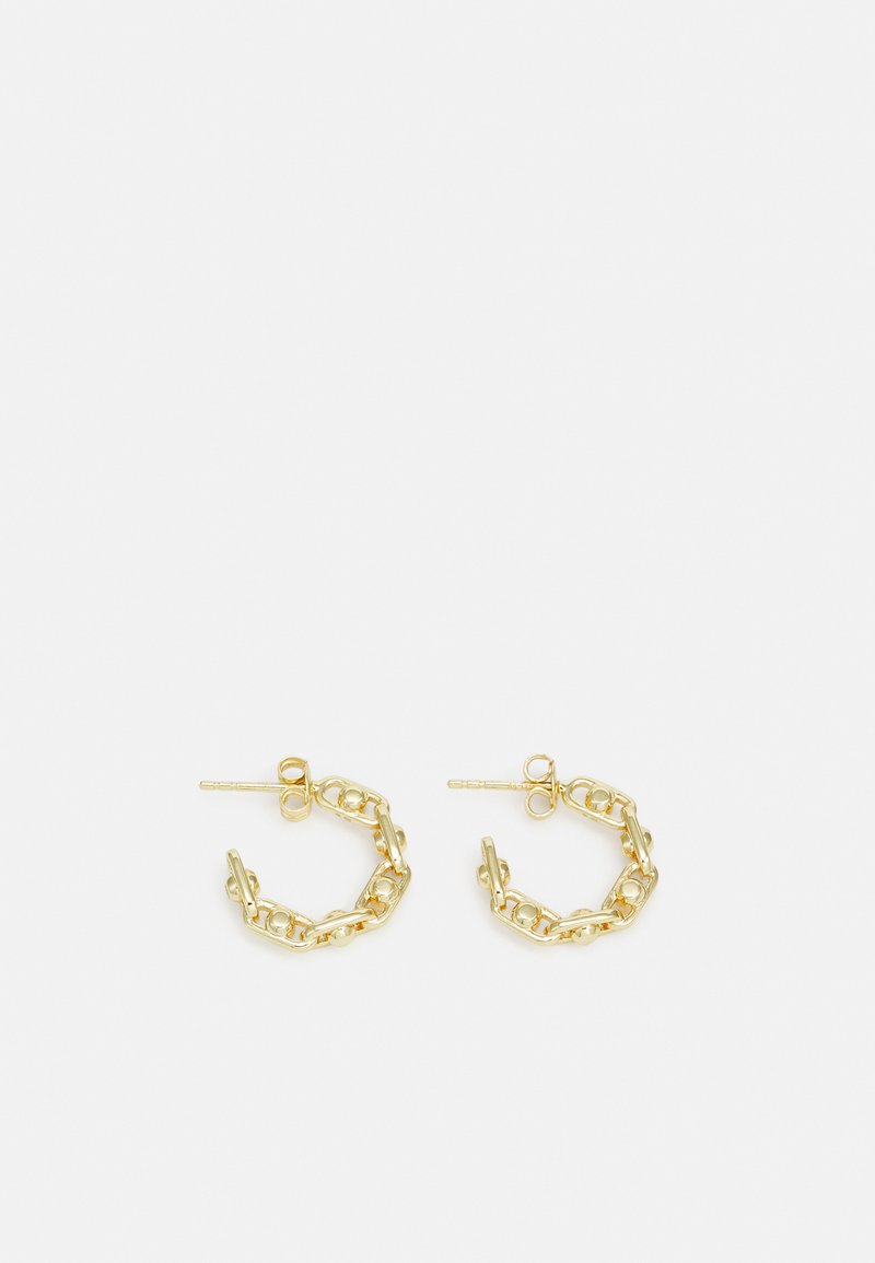Pendientes de aro dorados con diseño de cadena enlazada, presentando superficies lisas y bordes redondeados. Cierre de palanca simple para un uso seguro.