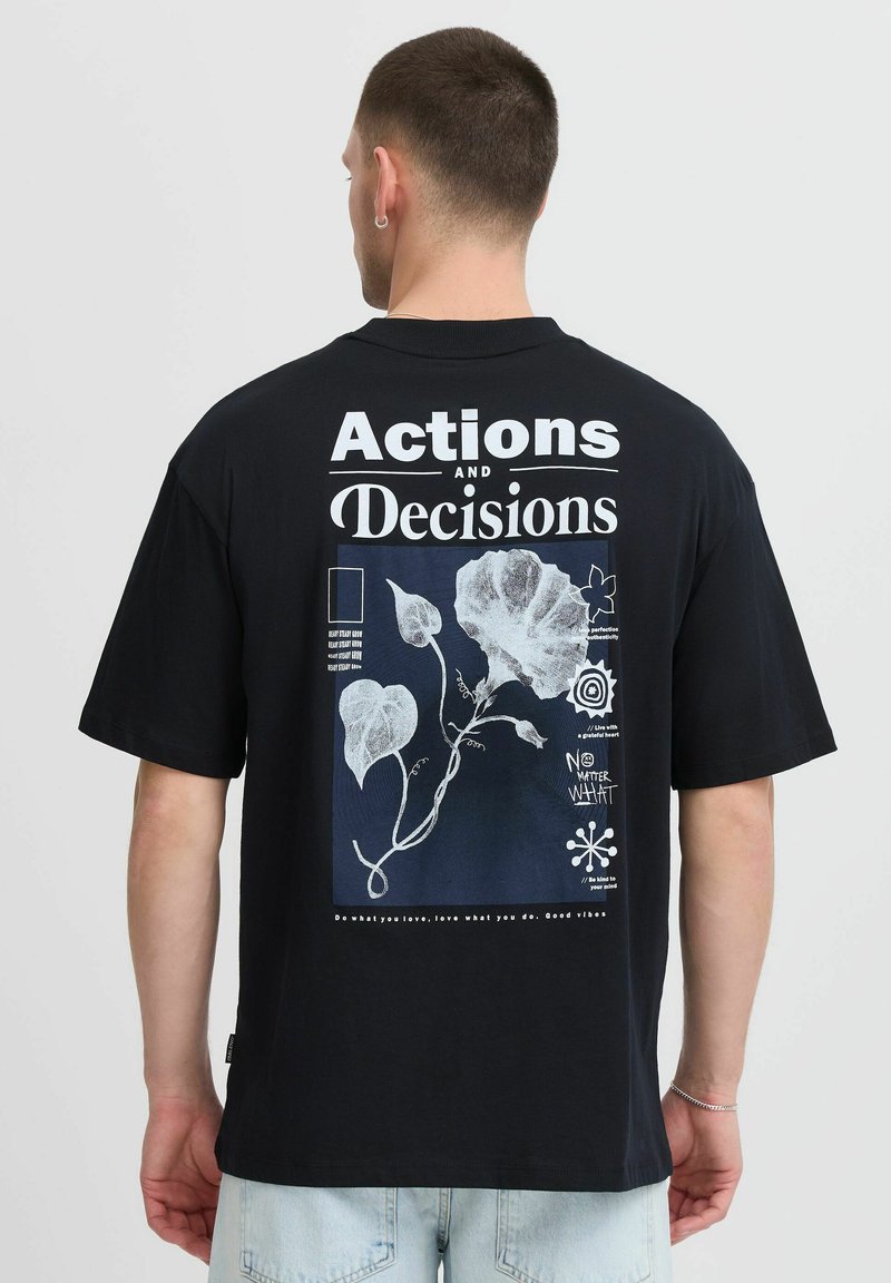 Zwarte katoenen t-shirt met een grafische print op de achterkant, voorzien van witte tekst en bloemillustraties in contrasterende kleuren.