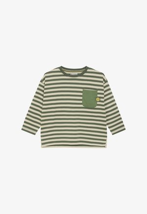 Langarm-Beige- und grünes, horizontal gestreiftes Hemd mit Rundhalsausschnitt und einer unifarbenen grünen Brusttasche, die ein kleines, rundes Patch zeigt.