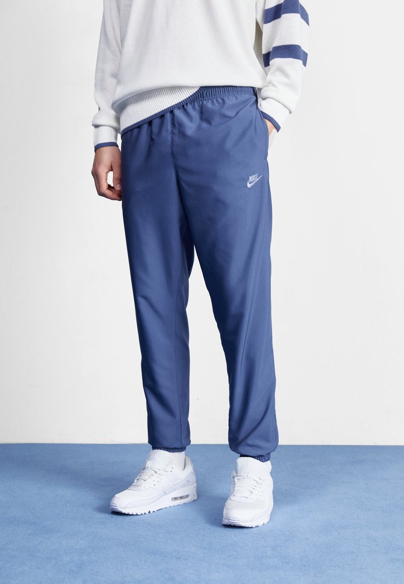 Nike Sportswear CLUB Tracksuit bottoms diffused blue/blue Zalando