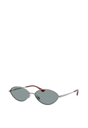 Gafas de sol de metal con forma de ojo de gato alargado, lentes grises y montura delgada en plata. Las patillas tienen un acento rojo.