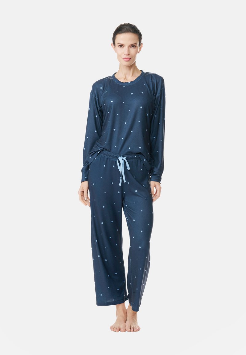 Mörkblå pyjamasset med långärmar och lösa byxor, prydda med ljusblå stjärnmönster och en kontrasterande dragsko i midjan.