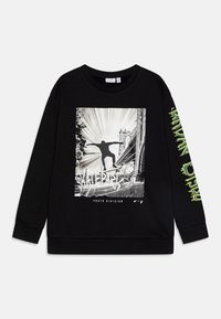 Sweat-shirt noir avec un graphisme central d'un skateur. Présente un texte vert vif sur les manches, des poignets côtelés et une texture de tissu douce.