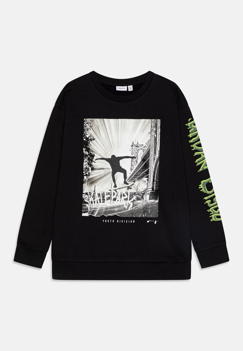 Sweat-shirt noir avec un graphisme central d'un skateur. Présente un texte vert vif sur les manches, des poignets côtelés et une texture de tissu douce.