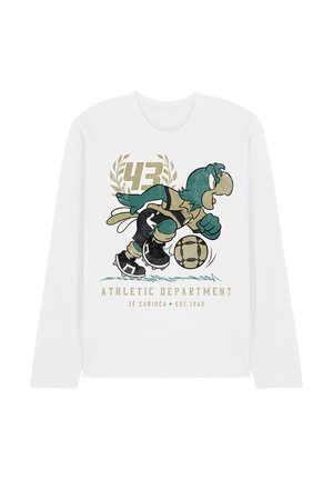 Cartoon-Vogel trägt Fußballausrüstung, läuft mit einem Ball, Nummer 43 und dem Text „Athletic Department Zé Carioca Est. 1943“ auf einem weißen Langarmshirt.