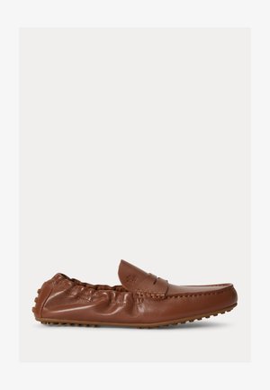 Bruine leren loafer met elastische hiel, instapmodel, gestikte details en rubberen nopzool voor grip.