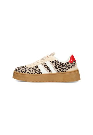 Luipaardprint sneaker met een beige suède bovenwerk, witte lederen strepen, een rode lak leren hak en een dikke gumrubberen zool.