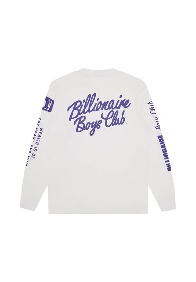 Chemise blanche à manches longues avec « Billionaire Boys Club » en grandes lettres violettes dans le dos et texte violet supplémentaire sur les deux manches.