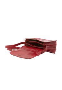 Borsa a tracolla rossa in pelle con una texture liscia, tre scomparti e una chiusura a scatto. Caratterizzata da una strap piatta per un facile trasporto.