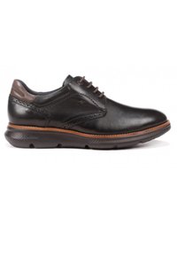 Zapato de cuero negro con acentos marrones, diseño con cordones, puntera redondeada, detalles de costura, suela acolchada y suela de goma texturizada.