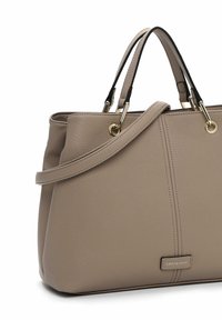 Beige lædertaske med en tekstureret overflade, to top håndtag og en aftagelig skulderrem. Har guldfarvet hardware og logodetalje.
