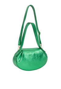 Sac à main en cuir métallisé vert avec une forme arrondie, une bandoulière ajustable et une texture lisse. Dispose d'une fermeture à rabat et d'accents minimaux.