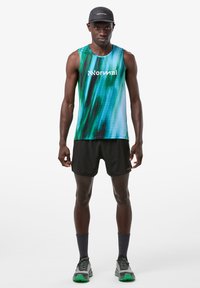 Groenblauw verloop hardloop tanktop met zwarte shorts. Voorzien van een reflecterend logo, lichtgewicht stof en een getextureerd patroon.