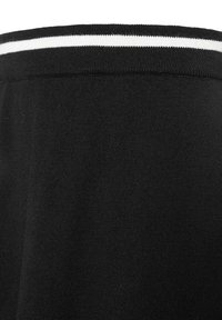 Zwarte stof met een gladde textuur, voorzien van een brede tailleband met twee horizontale witte strepen.