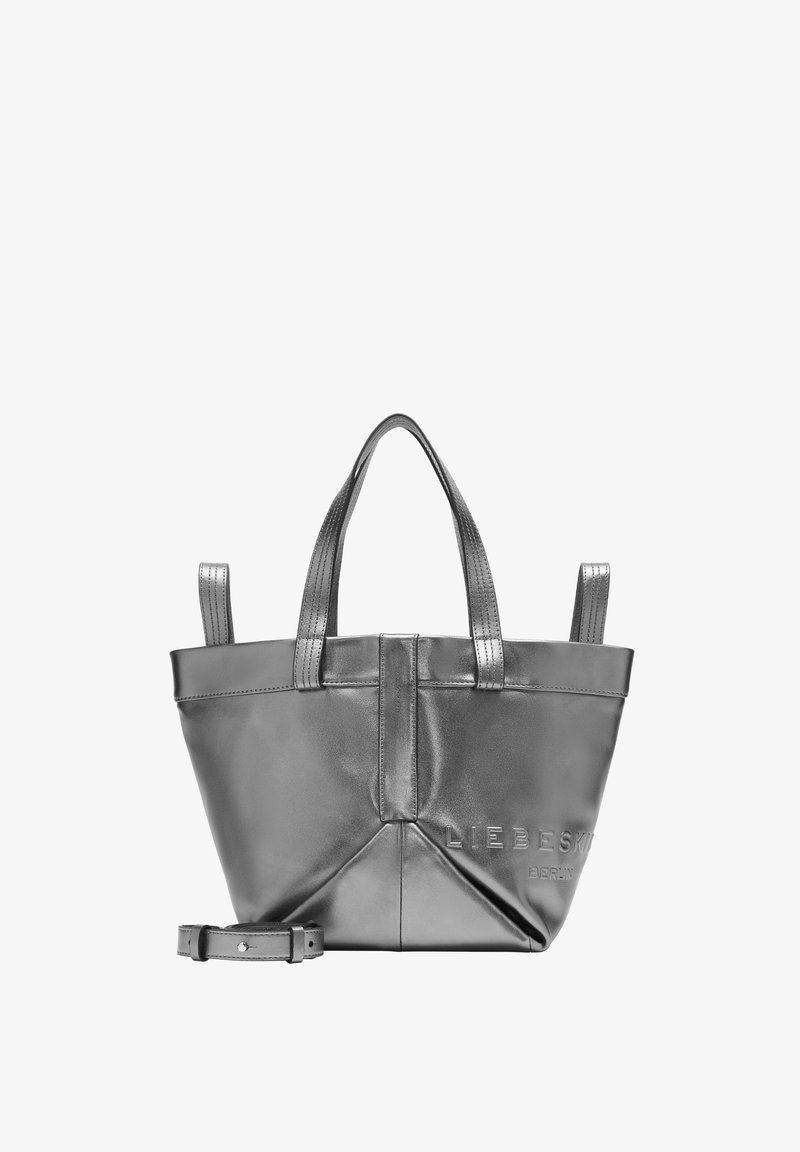 Sac fourre-tout en cuir gris avec deux courtes poignées et une bandoulière amovible. Présente un logo embossé à l'avant et une forme structurée.