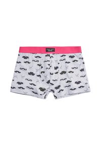 Boxers ajustados de hombre en gris claro con un patrón de bigotes negros y una cinturilla rosa brillante que presenta una etiqueta de marca negra.