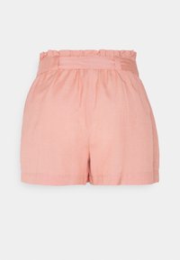 Pantalones cortos de lino rosa con una cintura elástica y fruncida y pliegues laterales. La tela tiene una textura suave y un ajuste casual.