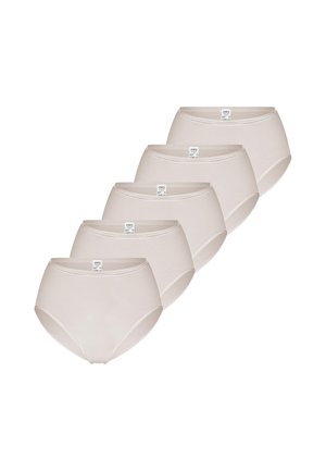 Fünf beige Baumwoll-Slips mit hoher Taille und sichtbaren Größen- und Markenschildern, diagonal auf weißem Hintergrund gestapelt.