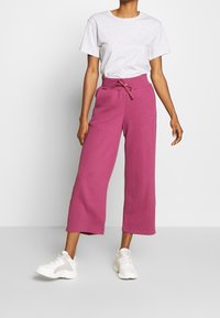 Nike Sportswear Teplákové kalhoty - berry