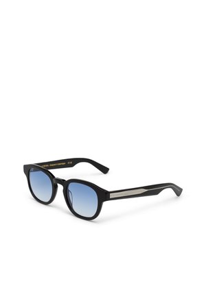 Schwarz gerahmte Sonnenbrille mit blauen Verlaufsgläsern und silbernen Details an den Bügeln, auf weißem Hintergrund dargestellt.