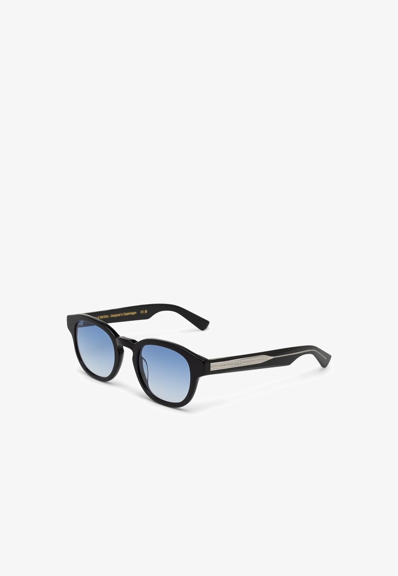 Lunettes de soleil à monture noire avec verres dégradés bleus et détails argentés sur les branches, présentées sur fond blanc.