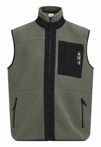 Groene fleece vest met zwarte accenten, ritssluiting aan de voorkant, twee zijzakken met rits en één zwarte borstzak met witte bedrukte tekst.