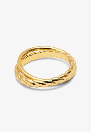 Goldring-Set mit einem glatten äußeren Band und einem geflochtenen inneren Band. Hochglanzpolierte Oberfläche mit reflektierenden Flächen und strukturierten Mustern.