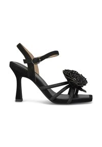 Schwarze hochhackige Sandalen mit einem Wildleder-Finish, mehreren Riemen, einem floralen Akzent aus strukturiertem Material und einem quadratischen Zehendesign.
