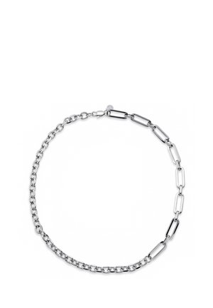 Sølvkæde-halskæde med skiftevis sektioner af små runde led og større aflange rektangulære led på en hvid baggrund.