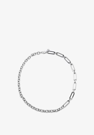 Sølvkæde-halskæde med skiftevis sektioner af små runde led og større aflange rektangulære led på en hvid baggrund.