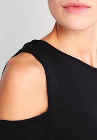 Wallis Stickad tröja - black