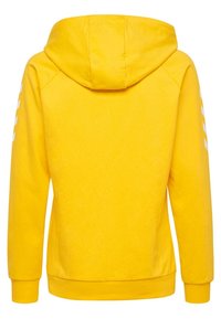 Sudadera amarilla con capucha y superficie texturizada. Cuenta con un bolsillo tipo canguro y rayas blancas a lo largo de las mangas.
