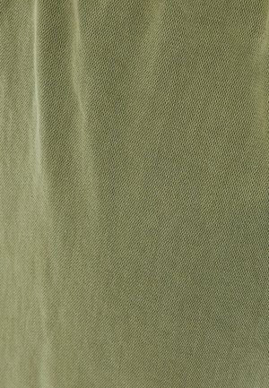 Bawełniana tkanina w oliwkowej zieleni, z teksturowanym, oddychającym splotem oraz małymi, równomiernie rozmieszczonymi wzorami.