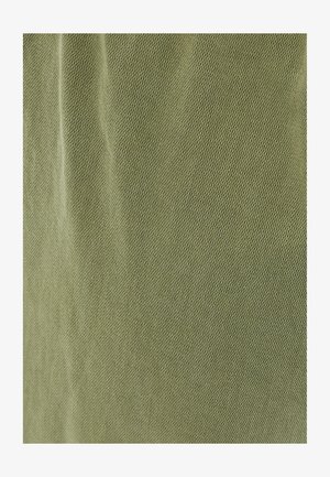 Bawełniana tkanina w oliwkowej zieleni, z teksturowanym, oddychającym splotem oraz małymi, równomiernie rozmieszczonymi wzorami.