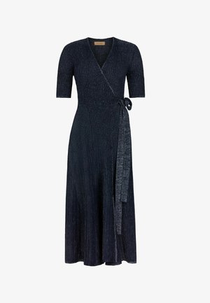 Mørkeblå slå-om-kjole til knælængde med korte ærmer, V-udskæring, ribbet struktur og bånd til at binde i siden.