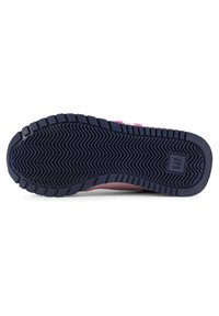 Schuhsohle mit einem robusten schwarzen Gummidesign und tiefen Rillen für besseren Halt sowie einer hellrosa Zwischensohle. Auffälliges CAT-Branding vorhanden.