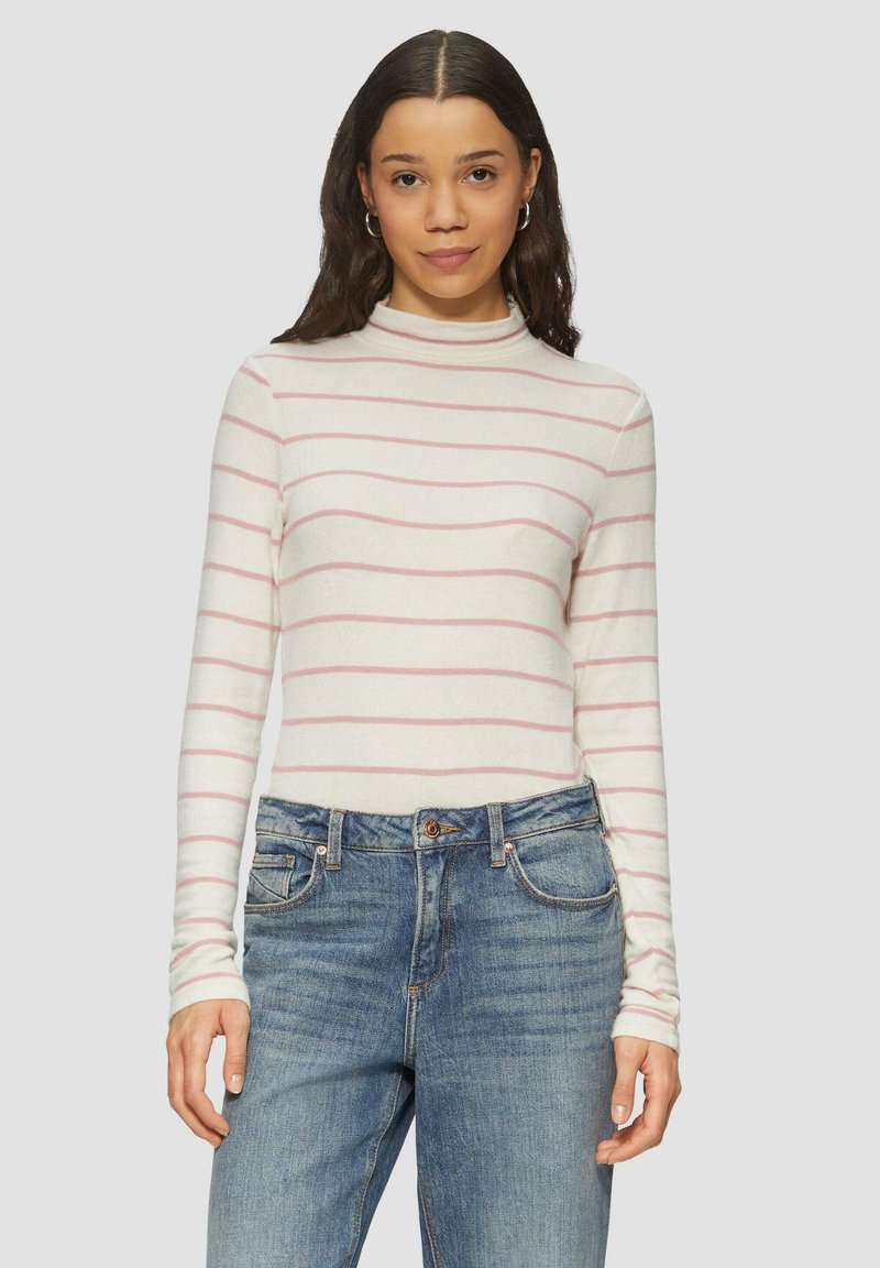 Weißes Langarm-Turtleneck-Oberteil mit hellrosa horizontalen Streifen, kombiniert mit blauen Denim-Jeans. Weicher Stoff mit taillierter Passform.