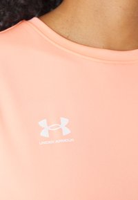 Under Armour CHALLENGER - Lihtne T-särk - flare orange/white
