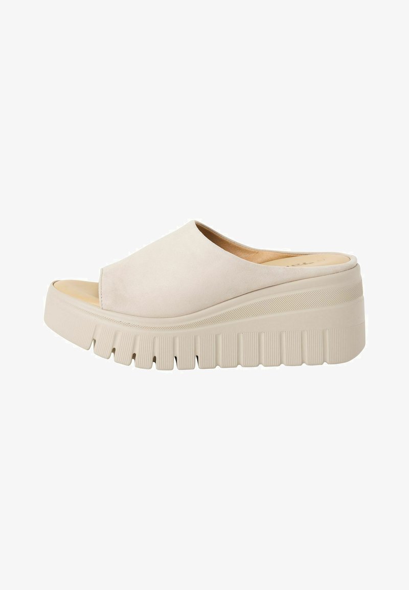 Beige Keil-Pantoletten mit glattem Wildleder-Obermaterial, offenem Zehendesign und einer dicken, strukturierten Sohle mit markanten horizontalen Rillen.