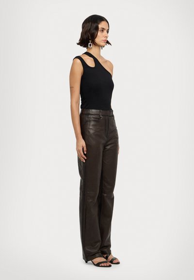 REMAIN STRAIGHT LEG - Pantaloni de piele - carafe