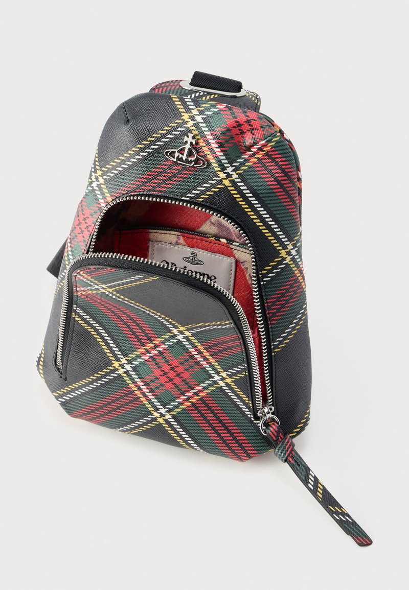 Ternet rygsæk med sort bund prydet med røde, grønne og gule linjer. To lommer med lynlås og et bærehåndtag øverst. Tekstureret finish.