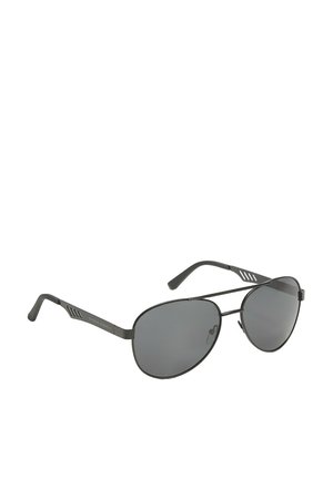 Czarne okulary aviator z metalową oprawą, ciemnymi soczewkami i teksturowanymi akcentami na zausznikach. Smukły design o minimalistycznym stylu.