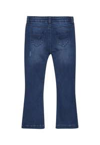 Mörkblå denim byxor med utställd benslits, midjeband, två bakfickor och diskreta blekningar på tyget. Slät textur, vanlig sömnad.